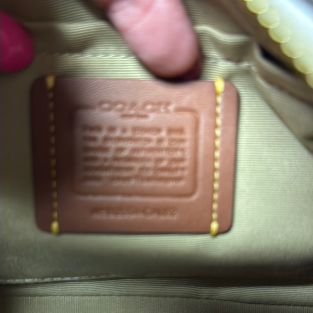 🍓Coach NWT Teri Cream Strawberry Print Shoulder Bag with gold hardware 🍓 - Picture 4 of 5